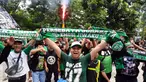 Pendukung Persebaya Surabaya membentangkan syal saat melakukan aksi di depan Hotel Mercure Jakarta, Kamis (10/11). Mereka menuntut dipulihkannya hak keanggotaan Persebaya Surabaya di PSSI dan bisa kembali berkompetisi. (Liputan6.com/Helmi Fithriansyah)
