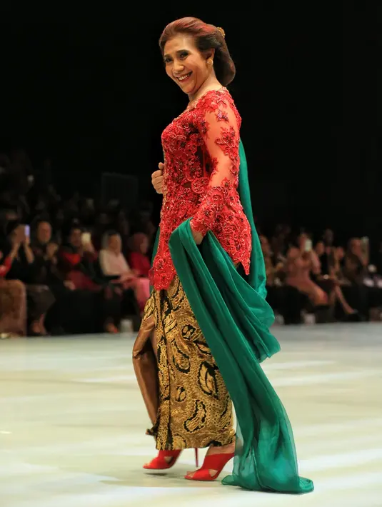 Selain para artis dan model papan atas yang memeragakan busana karyanya, hadir dalam acara tersebut adalah Susi Pudjiastuti. Menteri Kelautan dan Perikanan itu turut berlenggak lengok di atas catwalk. (Adrian Putra/Bintang.com)