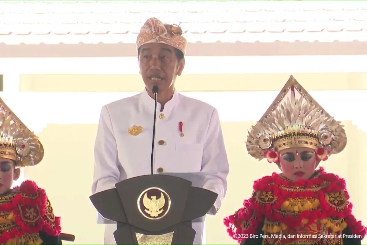 Presiden Joko Widodo atau Jokowi meresmikan fasilitas kawasan suci Pura Agung Besakih di Karang Asem, Bali, Senin (13/3/2023).