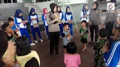 Sejumlah polwan dari Polda Lampung memberikan trauma healing pada anak-anak dan wanita korban tsunami Selat Sunda.
