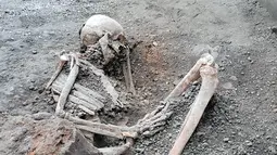 Dua kerangka manusia ditemukan di Taman Arkeologi Pompeii tersebut. (Handout/Parco Archeologico di Pompei press office/AFP)