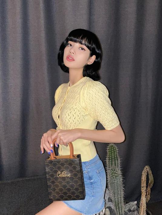 Menggunakan baju rajut berwana kuning dan dipadukan rok jeans, penampilan sederhana Lisa Blackpink ini pun tak lepas dari sorotan. Ia pun terlihat tak menggunakan aksesoris lain dan hanya memadukan dengan sebuah hand bag mini. (Liputan6.com/IG/@lalalalisa_m)