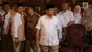 Ketua Umum Partai Gerindra Prabowo Subianto bersiap menggelar konferensi pers terkait Pilgub Jabar 2018 di Hambalang, Jawa Barat, Sabtu (9/12). Prabowo resmi mengumumkan bakal calon gubernur Jawa Barat pada Pilkada 2018. (Liputan6.com/Faizal Fanani)