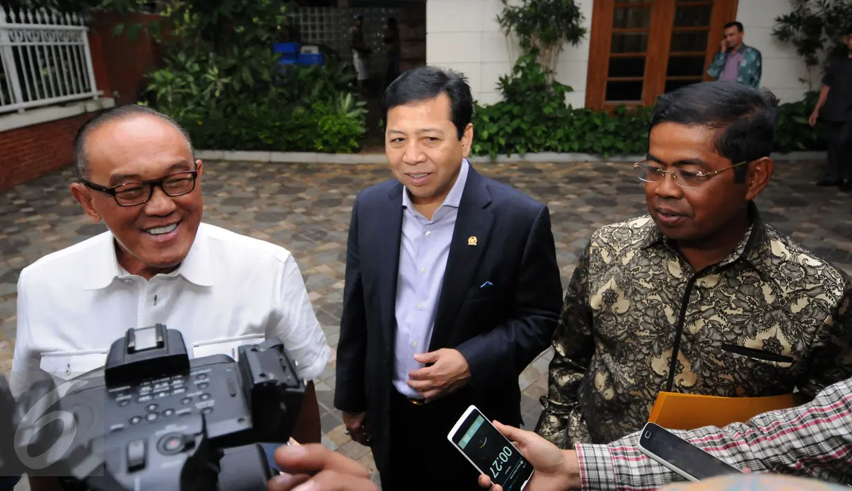 Ketua Umum Partai Golkar, Setya Novanto (tengah) bersama Idrus Marham dan Aburizal Bakrie memberi keterangan usai bertemu Presiden ke-3 RI, BJ Habibie di Jakarta, Selasa (14/6/2016). Pertemuan berlangsung secara tertutup. (Liputan6.com/Helmi Fithriansyah)