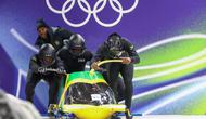 Shane Pitter dari Jamaika memimpin sesi latihan bobsleigh putra 4-orang heat 4 di Cortina Sliding Centre pada Olimpiade Musim Dingin Milano Cortina 2026 di Cortina d'Ampezzo, 19 Februari 2026. (FRANCK FIFE / AFP)