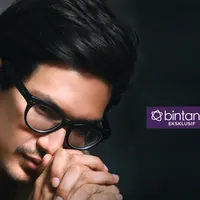 Dimas Beck baru menyelesaikan studinya. Ia kini bergelar sarjana. (Fotografer: Adrian Putra, Fashion Stylist: Indah Wulansari, Digital Imaging: Muhammad Iqbal Nurfajri, Lokasi: Lumpung Emas Colony Kemang Lt.2)