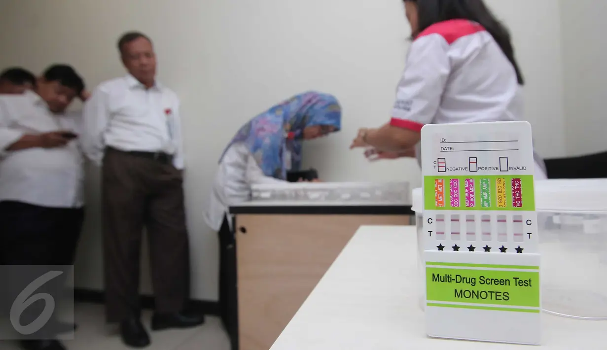 Kementerian Pembangunan Manusia dan Kebudayaan (PMK) bekerjasama dengan BBN melakukan tes urine terhadap 220 pegawai, Jakarta, Senin (14/3). Tes urine dilakukan untuk mencegah penyalahgunaan narkoba di kementerian PMK. (Liputan6.com/Angga Yuniar)