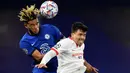 Bek Chelsea, Reece James dan pemain Sevilla, Marcos Acuna berebut bola pada laga perdana Grup E Liga Champions 2020 di Stadion Stamford Bridge, Rabu (21/10/2020) dini hari WIB. Chelsea harus berbagi angka dengan tim tamu Sevilla setelah bermain imbang tanpa gol. (Toby Melville/Pool via AP)