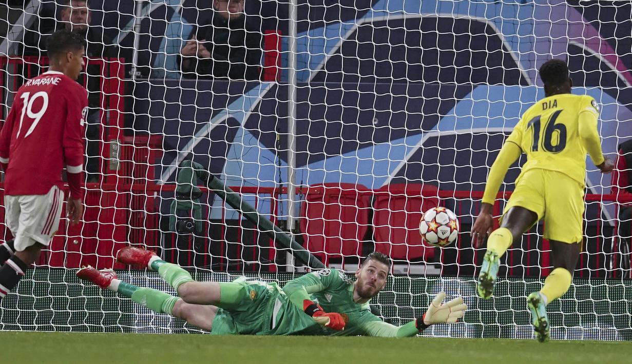 Solskjaer menyebut De Gea berhasil bangkit dan keluar dari tekanan selama musim lalu. Musim ini De Gea membuat lini belakang Manchester United sangat percaya diri dan tenang. (AP/Dave Thompson)