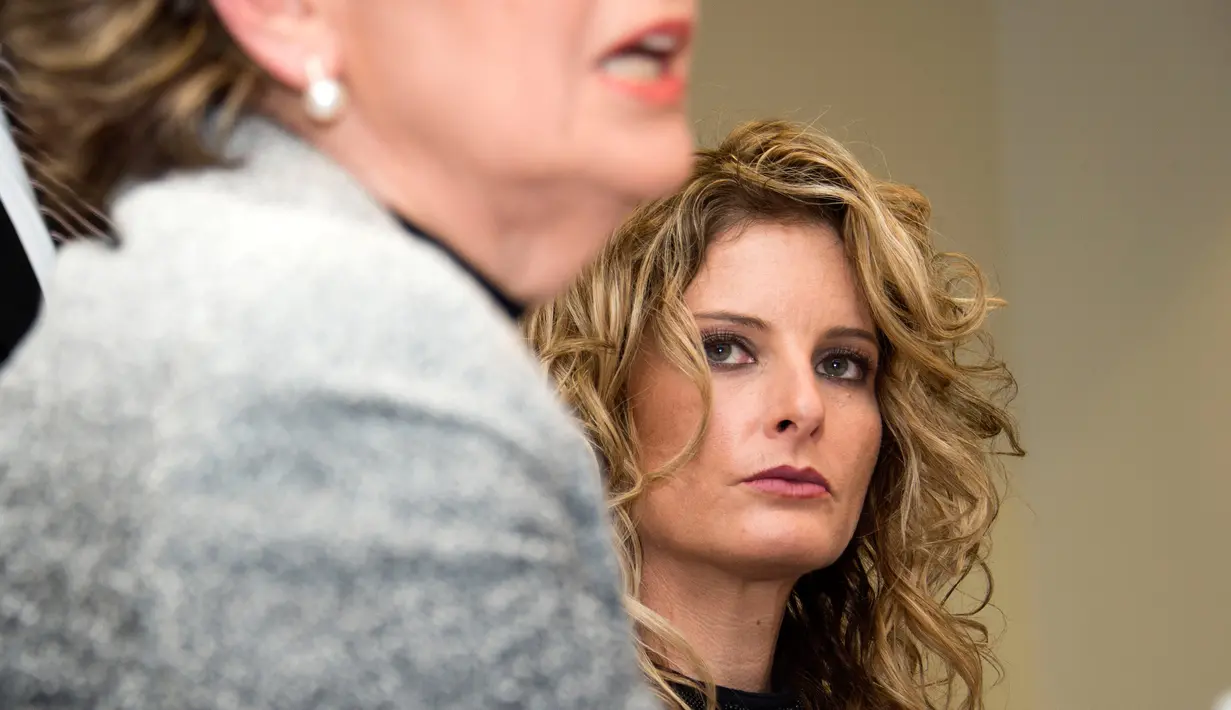  Korban pelecehan seksual Donald Trump, Summer Zervos (kanan) mendengarkan kuasa hukumnya, Gloria Allred saat konpers pengajuan gugatan di Los Angeles, AS (17/1). Summer menggugat Trump atas pencemaran nama baik terhadap dirinya. (AFP Photo/Valerie Macon)