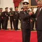 Kapolri Jenderal Pol. Badrodin Haiti (kiri) mendapat ucapan selamat dari Plt Ketua KPK Taufiqurrahman Ruki setelah resmi menjabat sebagai Kapolri di Istana Negara, Jakarta, Jumat (17/4/2015). (Liputan6.com/Faizal Fanani)