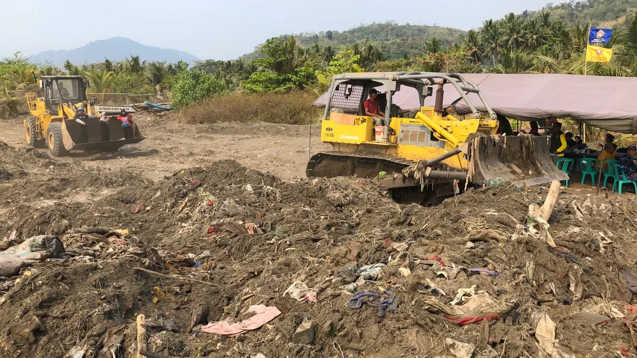 Sampah yang menyatu dengan pasir Pantai Cibutun Loji Kabupaten Sukabumi, dibersihkan menggunakan alat berat (Liputan6.com/Istimewa)