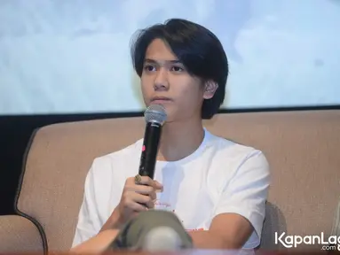 Iqbaal Ramadhan atau yang kerap disapa Bale ini kini menyibukkan diri di dunia peran. Baru-baru ini dirinya kerap terlibat di film Bumi Manusia. Pada peluncuran poster film Bumi Manusia, Bale hanya menggunakan kaus putih serta celana bahan warna hijau. (Kapanlagi.com/Bayu Herdianto)