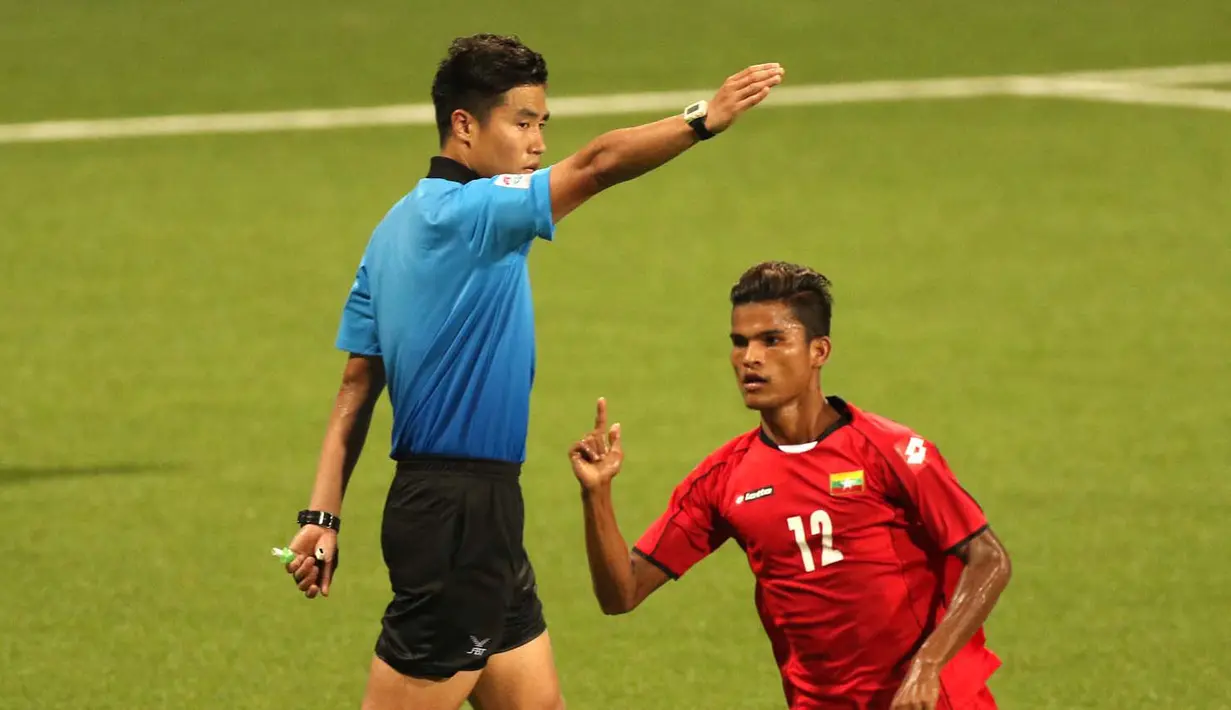Ekspresi pemain Myanmar U-23, Kyaw Zin Lwin, setelah mencetak gol keempat Myanmar ke gawang Indonesia U-23. (Bola.com/Arief Bagus)