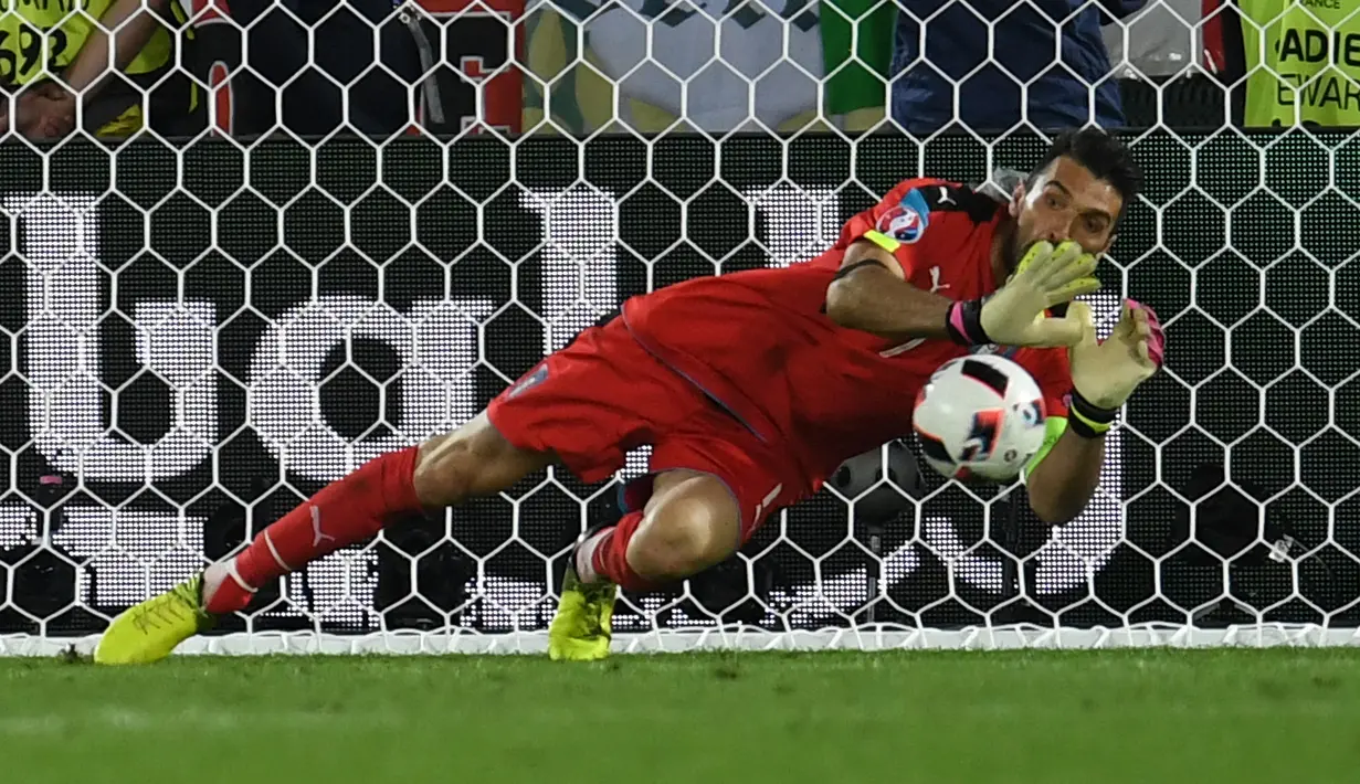 Gianluigi Buffon. Kiper Juventus ini adalah pemain tertua yang pernah memperkuat Italia di ajang Euro. Ia berusia 38 tahun, 5 bulan dan 4 hari saat menghadapi Jerman dalam laga perempatfinal Euro 2016, 2 Juli 2016. Hingga kini telah mengoleksi 176 caps bersama Gli Azzurri. (AFP/Patrik Stollarz)