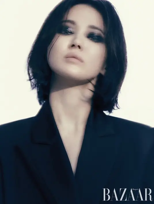 Song Hye Kyo menampilkan aura chic yang lebih kuat dengan mengenakan riasan smoky dengan rambut pendek berantakannya.(@kyo1122)