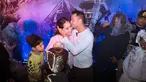 Merayakan ulang tahun, Raffi Ahmad dan Nagita Slavina mendapat kejutan dari keluarga dan karyawan RANS. Mereka menyiapkan kejutan di tengah malam tepat di hari bertambahnya usia pasangan pelantun ‘Kamulah Takdirku’ ini. Putra sulung mereka, Rafathar Malik Ahmad juga tampak antusias ikut merayakan ulang tahun orangtuanya. (Liputan6.com/IG/@raffinagita1717)