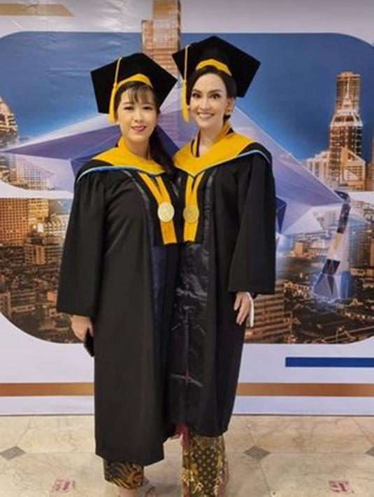 Pada Senin (28/11/2022) dirinya telah resmi wisuda S2 dari jurusan Manajemen Pemasaran. Dalam momen wisuda tersebut, aktris sekaligus model itu terlihat mengenakan kebaya merah dan makeup flawless. (Liputan6.com/IG/@karinadila8921)