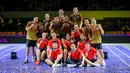 Tim Hurricanes (atas) dan tim Rockets berfoto bersama setelah laga final Badminton XL 2025 di Istora Senayan, Jakarta, Minggu (05/10/2025). (Bola.com/Bagaskara Lazuardi)