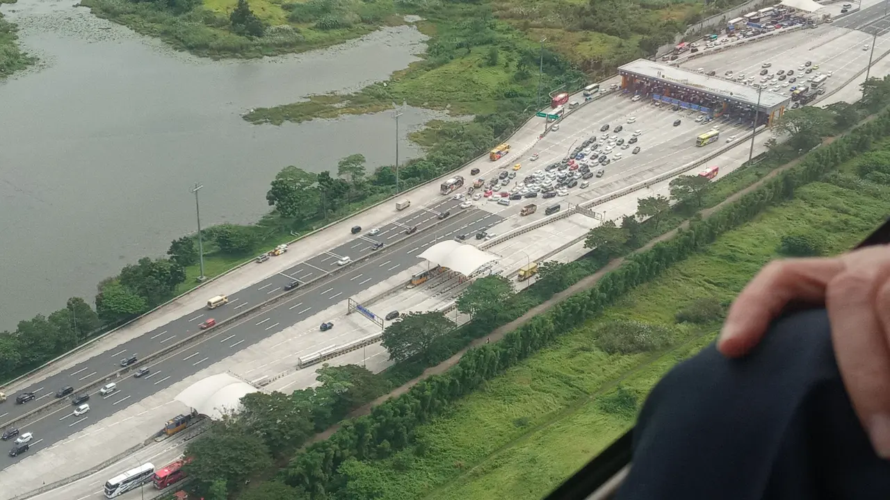 Pantauan udara arus mudik di jalan tol Jakarta-Cikampek