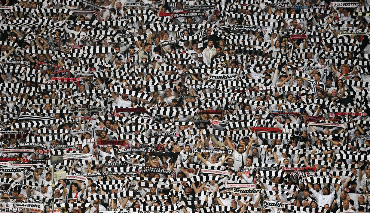 <p>Kehadiran ribuan fans Eintracht Frankfurt turut menjadi teror yang membuat West Ham United terkapar dan menyerah 0-1 dari tuan rumah. (AFP/ Christof Stache)</p>