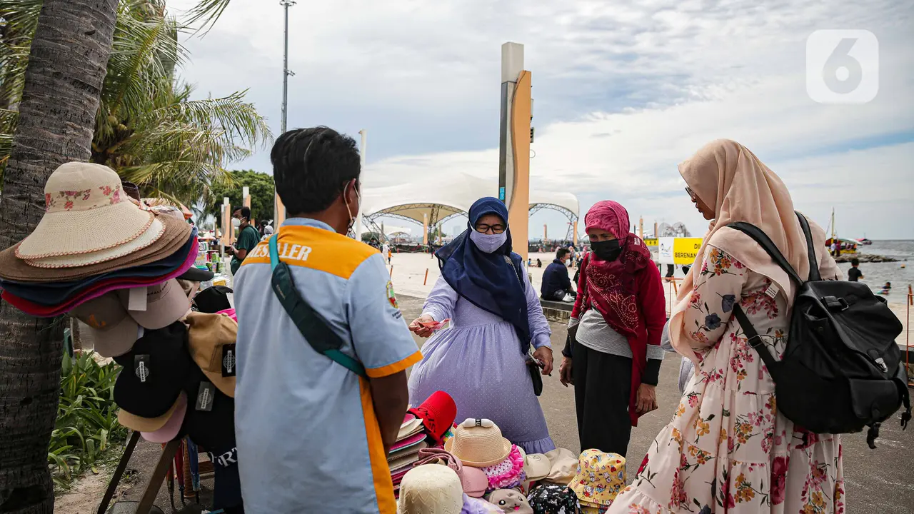 Suasana Pantai Ancol saat Libur Natal 2021