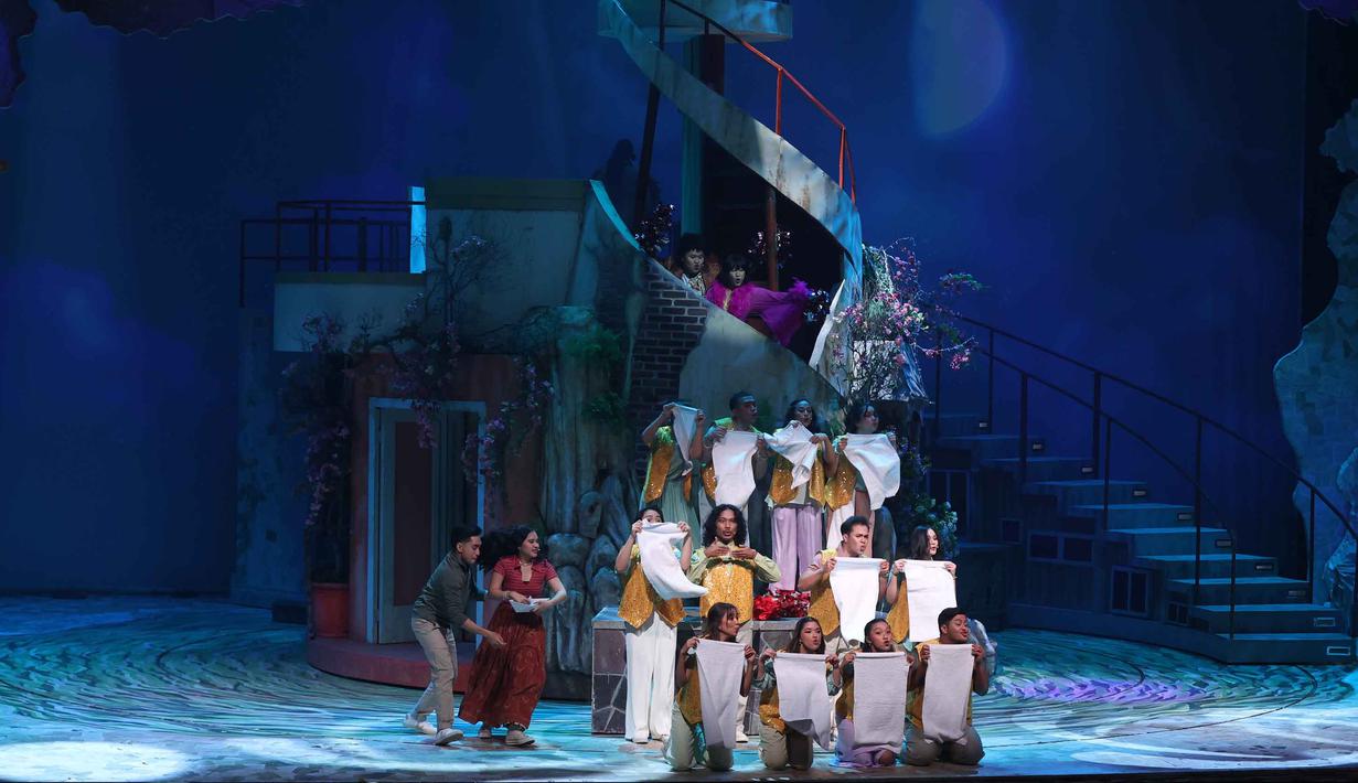 Musikal Perahu Kertas melibatkan 38 pemeran serta sekitar 20 anggota tim kreatif di balik panggung. Tampak dalam foto, pelakon saat menampilkan drama musikal bertajuk Musikal Perahu Kertas di Ciputra Artpreneur, Jakarta, pada Jumat 30 Januari 2026. (Kapanlagi.com/Budy Santoso)