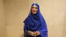 Dengan balutan gaun syar'i berwarna biru gelap, aura Inka Christie semakin menawan nan anggun (Liputan6.com/Instagram/@inka_christie99)