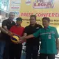 Wakil Direktur Proliga Reginal Nelwan (dua dari kanan sebelah baju hijau) dan pelatih Palembang Bank SumselBabel Pascal Wilmar (dua dari kiri). Ist
