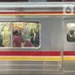 Penumpang berada di rangkaian KRL Commuter Line jurusan Bogor-Jakarta Kota di Stasiun Depok Baru, Jawa Barat, Senin (25/5/2020). Banyaknya warga yang silaturahmi selama lebaran menyebabkan perjalanan KRL tetap dipadati penumpang, meskipun waktu operasional dibatasi. (Liputan6.com/Immanuel Antonius)