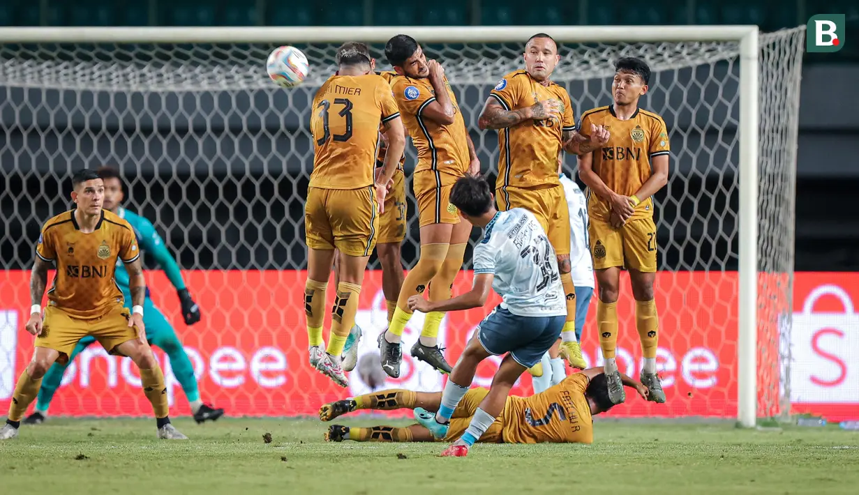 <p>Pemain Bhayangkara FC, Radja Nainggolan (kedua kanan) bersama rekan-rekannya melompat membuat pagar hidup untuk memblok tendangan bebas pemain Persita Tangerang, Rifki Dwi Septiawan pada laga lanjutan BRI Liga 1 2023/2024 antara Bhayangkara FC melawan Persita Tangerang di Stadion Patriot Candrabhaga, Bekasi, Minggu (17/12/2023). (Bola.com/Bagaskara Lazuardi)</p>
