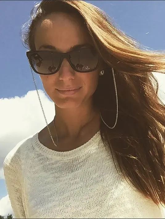 Tak hanya piawai mencetak gol, Kosovare Asllani, juga kerap menjadi bintang iklan, hal ini tak lain karena parasnya yang cantik. (Bola.com/Instagram/asllani9)