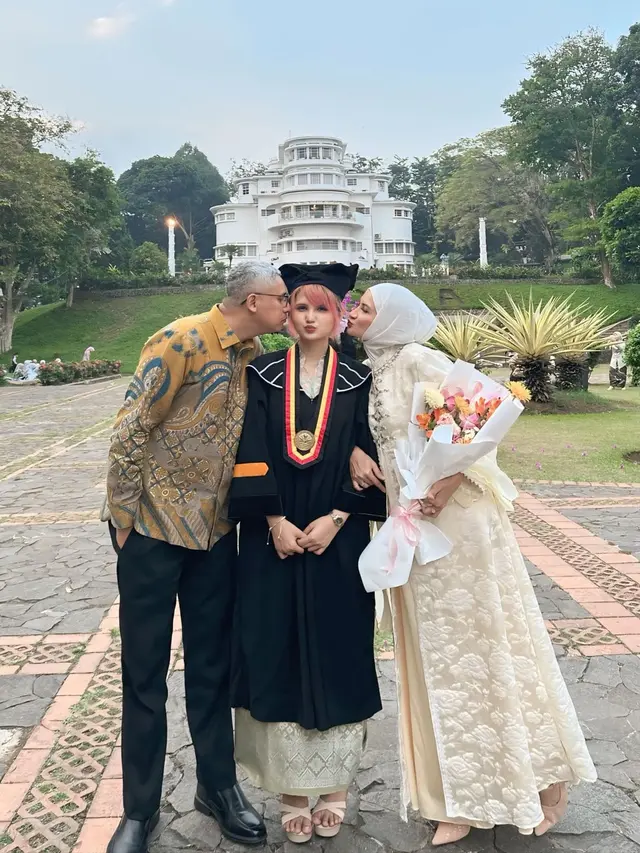 Natalie Sarah dampingi Maureen wisuda - instagram.com/natalie_sarahs