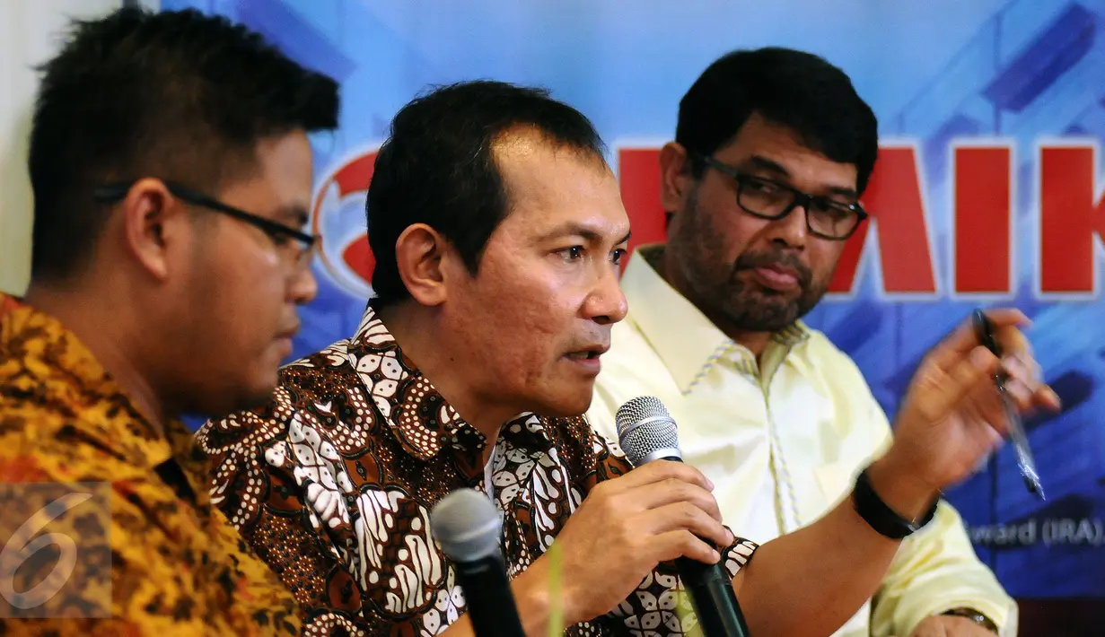 Pimpinan KPK yang baru, Saut Situmorang (tengah) saat memberikan pendapat dalam diskusi yang digelar di Jakarta, Sabtu (19/12/2015). Saut menegaskan KPK jilid IV 80 persen akan fokus pada pencegahan. (Liputan6.com/Helmi Fithriansyah)  