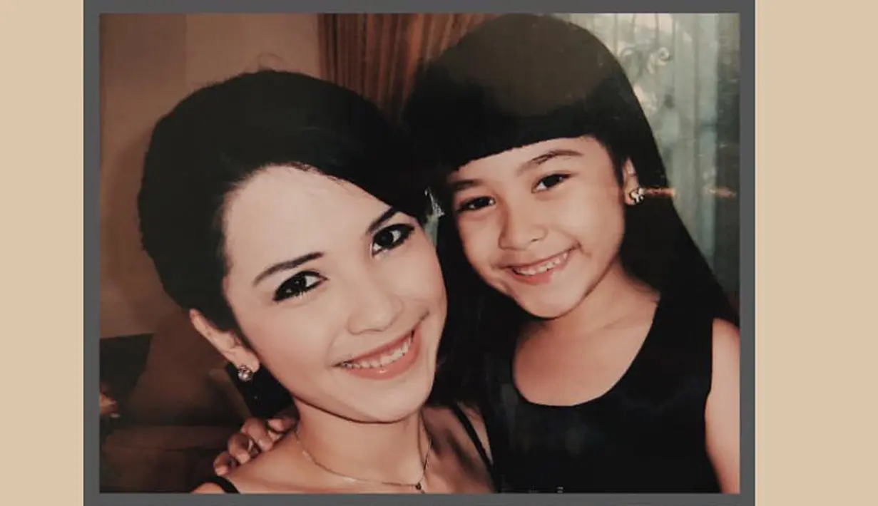 Gadis yang akrab disapa Chilla ini terkenal lewat perannya sebagai Nadine, anak dari Mischa (diperankan oleh Dinda Kanyadewi) dalam sinetron Cinta Fitri. (Liputan6.com/IG/@ashirazamita)