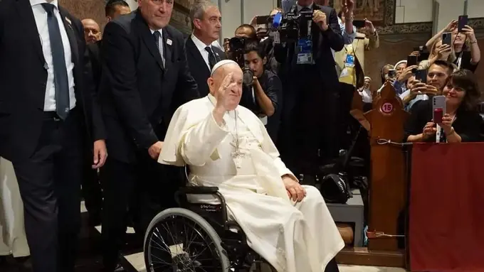 Detail Sepatu Berlekuk Paus Fransiskus Saat Kunjungan ke Indonesia, Uskup Agung Sebut Bentuk Kesederhaan yang Dipilih