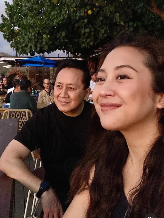 <p>Tampak Sherina pun menikmati keindahan Labuan Bajo bersama ayahnya yang mengenakan atasan kaos hitam lengan pendek. [@sherinamunaf]</p>