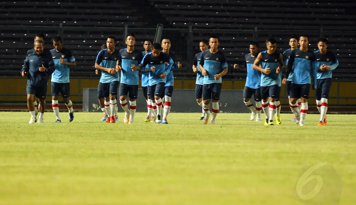 29 pemain timnas Indonesia U19 menjalani latihan di Stadion GBK Jakarta, (3/5/2014). (Liputan6.com/Helmi Fithriansyah)