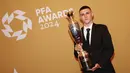 Phil Foden sukses menyabet penghargaan pemain terbaik versi Asosiasi Pesepakbola Profesional (PFA) untuk musim 2023/2024. (AFP/Darren Staples)