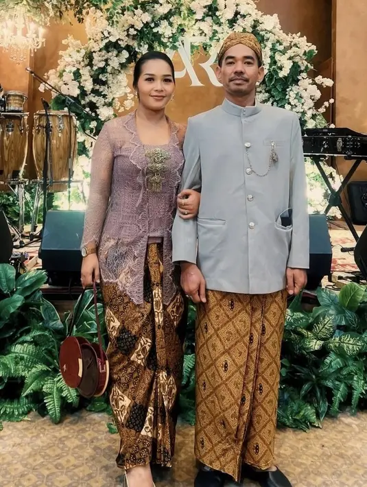 Java Finger juga mengenakan beskap biru lengkap dengan kain batik coklat sebagai bawahan dan blangkonnya. [@javafinger]