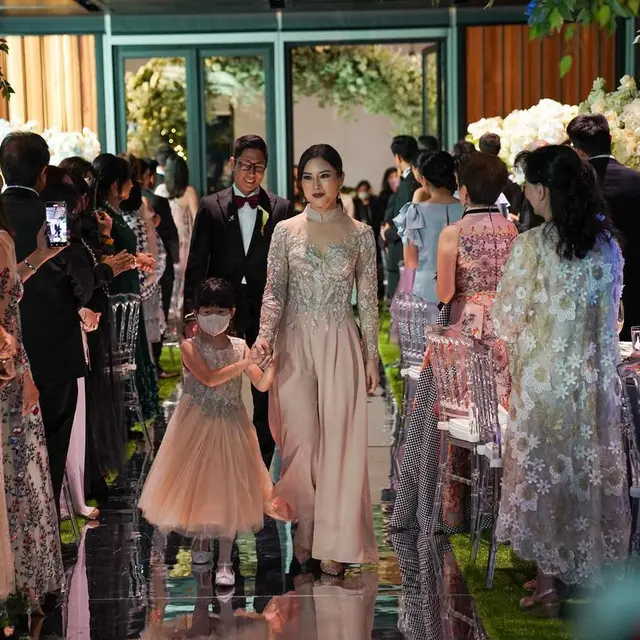 [Fimela] Angela Tanoesoedolibjo di nikahan Jessica Tanoesoedibjo