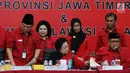 Ketua Umum PDIP Megawati Soekarno Putri (tengah) melihat surat rekomendasi bagi Calon Gubernur dan Calon Wakil Gubernur Jawa Timur dan Sulawesi Selatan jelang ditandatangani di Jakarta, Minggu (15/10). (Liputan6.com/Helmi Fithriansyah)