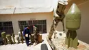 Seorang militer Kurdi Peshmerga melihat kondisi peluncur roket milik militan negara Islam (ISIS) yang dipamerkan di sebuah museum di Erbil, Irak, 12 Mei 2019. 'Museum ISIS' tersebut dibuka oleh militer Peshmerga. (REUTERS/Azad Lashkari)