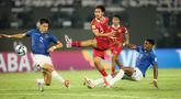 Pemain Timnas Indonesia U-17, Achmad Zidan (tengah) melepaskan tendangan di antara dua pemain Timnas Ekuador U-17 pada laga pertama Grup A Piala Dunia U-17 di Stadion Gelora Bung Tomo, Surabaya, Jumat (10/11/2023) malam WIB. (Bola.com/Bagaskara Lazuardi)