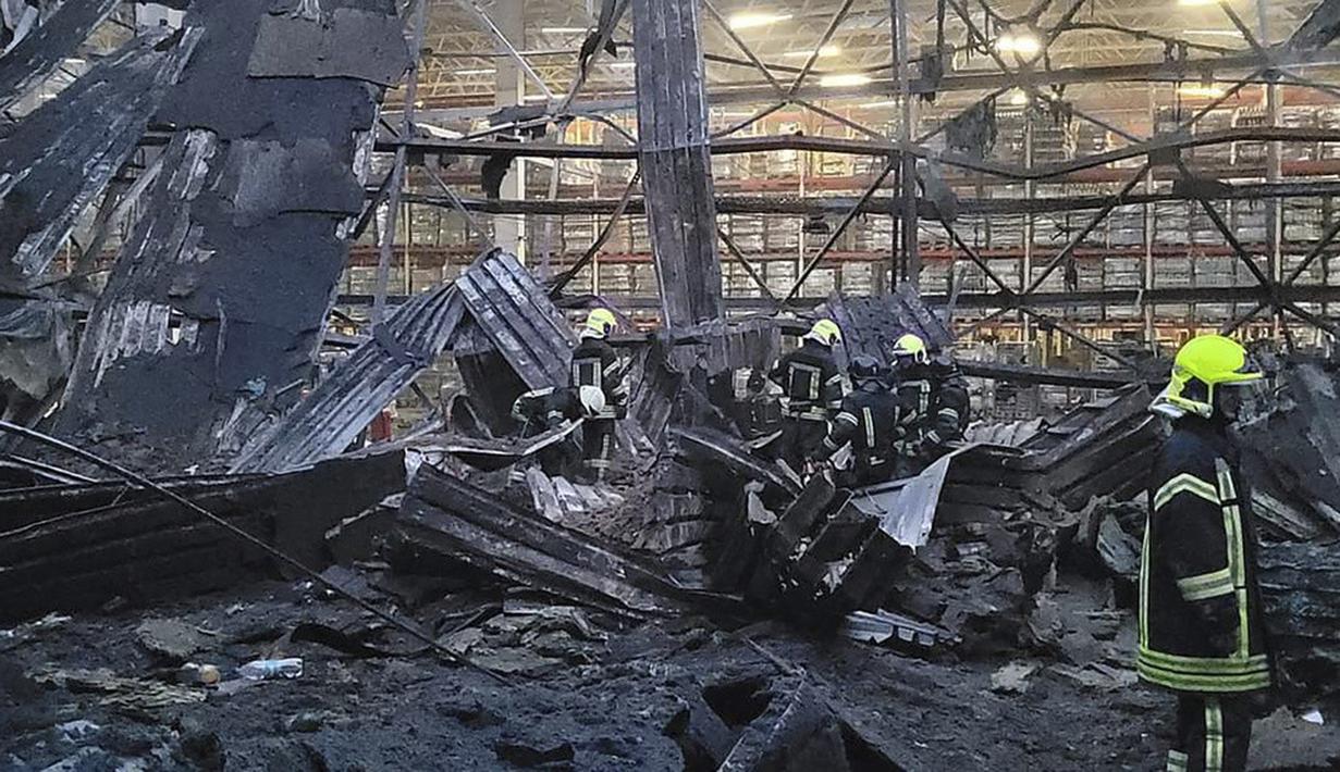 <p>Angkatan Udara Ukraina mengatakan mereka menghancurkan tiga rudal dan sembilan drone dalam semalam. (Ukrainian Emergency Situation Press Office via AP)</p>