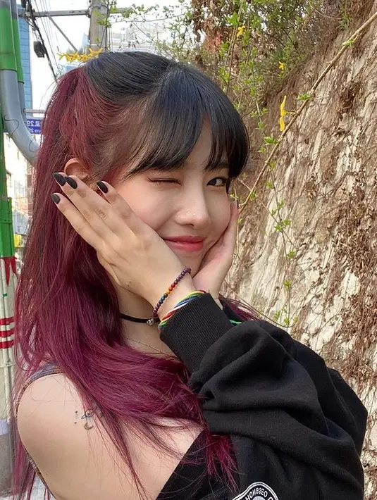 Kemunculan Yang Hye Ji di drakor "Nevertheless" pun telah membuat banyak orang tertatik dengan sosoknya. Terlebih dengan gayanya yang stylish dan nyentrik. (Foto: Instagram/hazzisss)