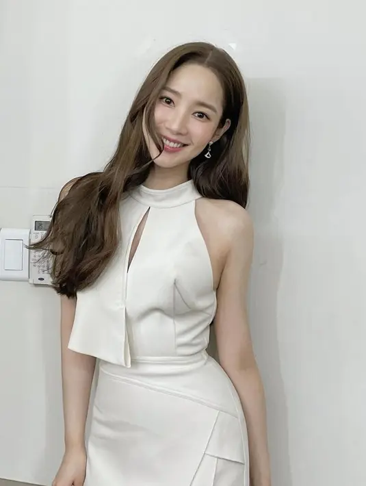 Saat ini Park Min-young dikabarkan berpacaran dengan pengusaha kaya dengan marga Kang. Kabar tersebut mengingatkan pencinta drama dengan jalan cerita Whats Wrong With Secretary Kim yang juga karakter Park Min-young akhirnya berpacaran dengan anak pemilik perusahaan. Tentu cocokologi netizen ini jadi bahan pembicaraan yang menarik. Terlepas dari itu, gaya Park Min-young bak seorang sekretaris ini banjir pujian. (Liputan6.com/IG/@rachel_mypark)