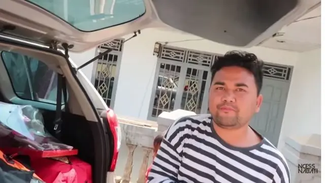 Penampakan rumah Ncess Nabati di Cianjur dari depan, sederhana dan bernuansa putih.