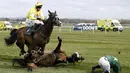 Kuda Curious Carlos yang dikendalikan Sean Bowen terjatuh dalam final 1.40 The Alder Hey Children's Charity Handicap Hurdle Race di Aintree Racecourse, Inggris, (8/4/20)16  (Action Images via Reuters/Andrew Boyers)