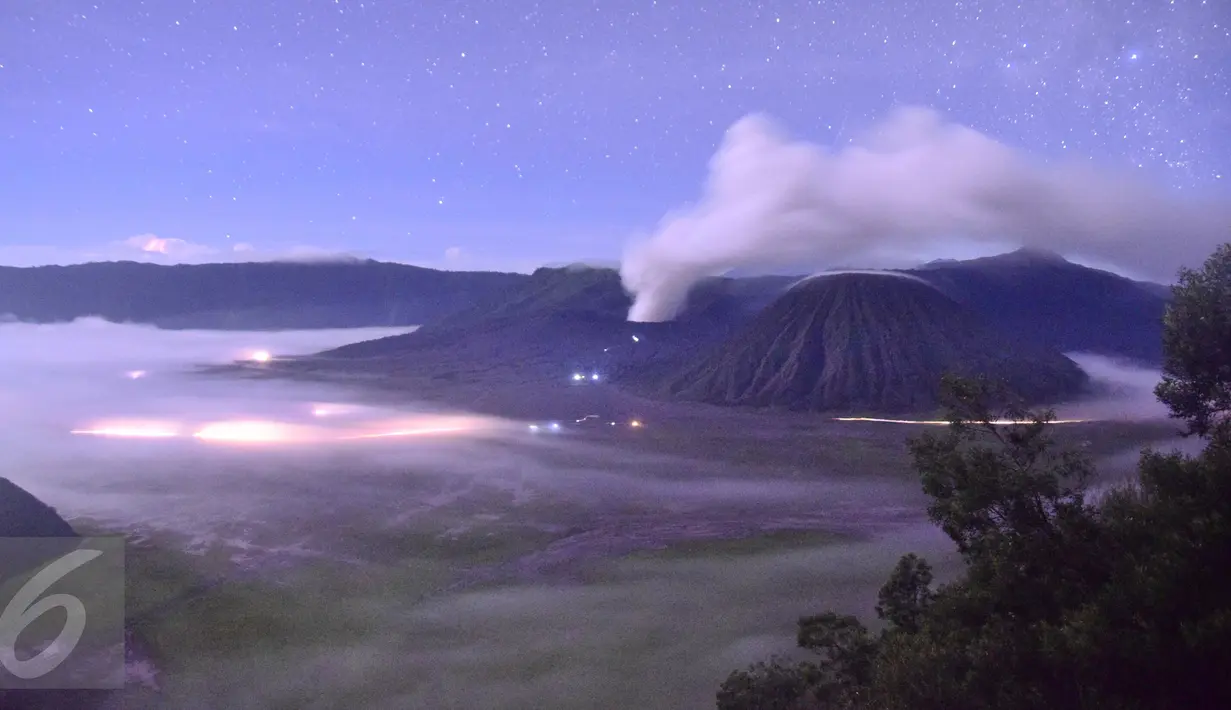 Pemandangan Gunung Bromo saat menjelang pagi hari di lereng seruni, Kabupaten Probolinggo, Minggu, (3/4 /2016). Terjadinya erupsi lava di gunung Bromo yang masih terjadi menambah eksotik keindahan gunung ini. (Gholib)